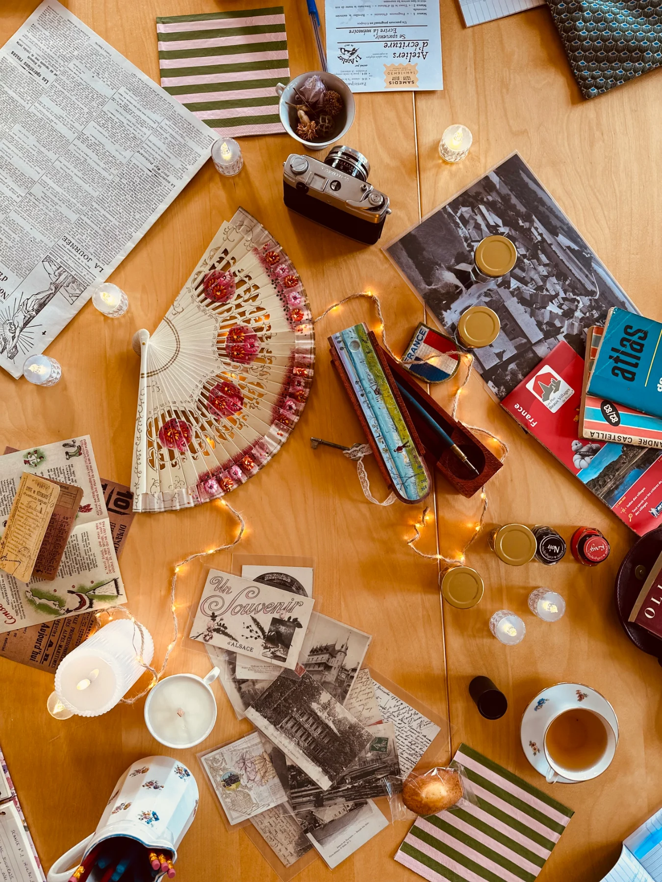 une table avec des objets pour un exercice d'écriture immersif.